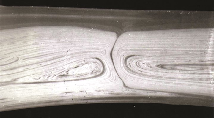 electron microscopy of weld line in molded plastic